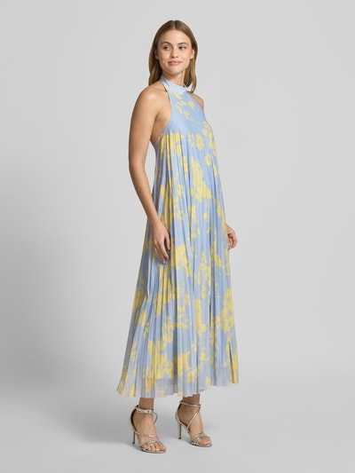 Frauenmodel trägt Plissiertes Freizeitkleid mit Allover-Muster Modell 'GALLO' von MAX&Co., Maxi-Länge, hochgeschlossen, Neckholder, Ausgestellt, Optik:Allover-Muster, Farben Hellblau und Gelb, fließende Textur, Ganzkörperansicht von vorne.