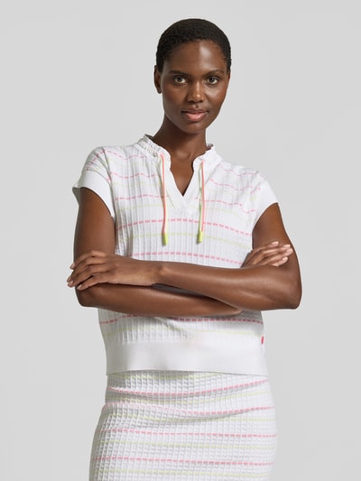 Frauenmodel trägt Regular Fit Oberteil aus Lyocell-Mix in Strick-Optik von Marc Cain, weiß mit pastellfarbenen Streifen, V-Ausschnitt, elastischer Tunnelzug, Oberteil mit Kappärmel, angenehme Textur, Nahaufnahme Oberkörper.