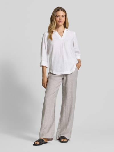 Frauenmodel trägt Leinenhose mit Bindegürtel Modell 'Chiara Belt' von MAC in Beige, Wide Leg aus reinem Leinen, Ganzkörperansicht von vorne.