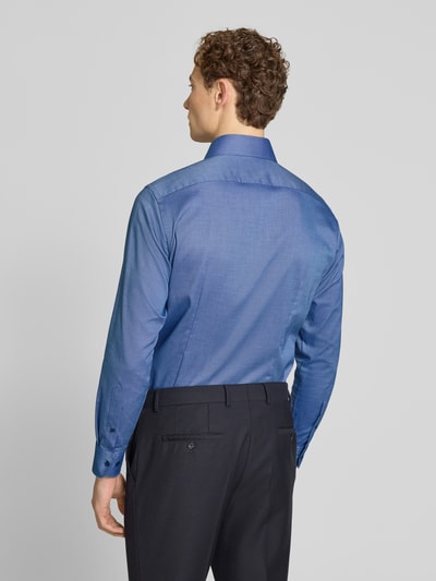 Männermodel trägt Modern Fit Business-Hemd mit Kentkragen und Brusttasche von OLYMP in Blau, reine Baumwolle, Rückenansicht Ganzkörperansicht.