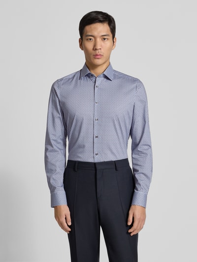 Męski model nosi Slim Fit Businesshemd aus Baumwolle mit Kentkragen od OLYMP, krój slim fit, bawełna, listwa guzikowa, przód, Ganzkörperansicht von vorne. Długość tyłu 80 cm, szerokość ramion 44 cm, długość rękawów 68 cm, rozmiar 40.