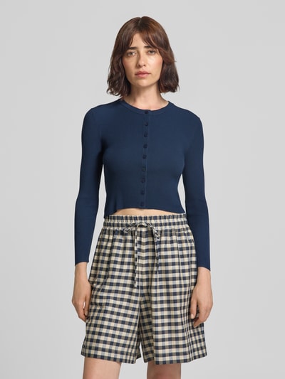 Frauenmodel trägt Slim Fit Strickjacke aus Viskose-Mix Modell 'WKDTENNIS' von Max Mara, Damen Strickjacke von Weekend Max Mara, Nahaufnahme Oberkörper.