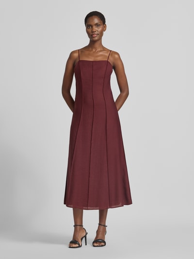 Frauenmodel trägt Tailliertes Freizeitkleid aus Lyocell-Mix mit Woll-Anteil Modell 'D076-WaistSlipDr' von Jake*s Collection in Dunkelrot, glatte Oberfläche, ausgestellte Form, Ganzkörperansicht von vorne.