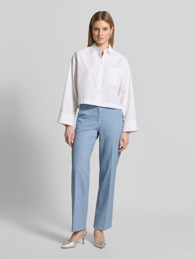 Frauenmodel trägt Hose mit französischen Eingrifftaschen Modell 'MAINE' von Brax aus Material-Mix mit Baumwoll-Anteil in Hellblau, Straight-Leg-Fit, Knopf- und Reißverschluss, Ganzkörperansicht von vorne.