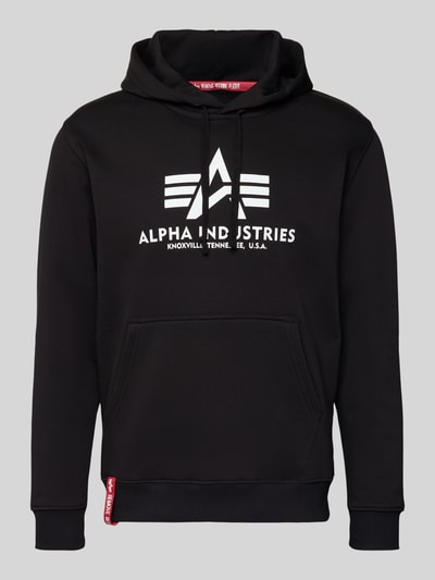 Produktfoto, Hoodie mit Label-Print von Alpha Industries in Schwarz, Baumwollmischung, lockere Passform, Unifarbenes-Design, Kapuze mit Tunnelzug, Känguru-Tasche, elastische Abschlüsse, Label-Details auf der Vorderseite