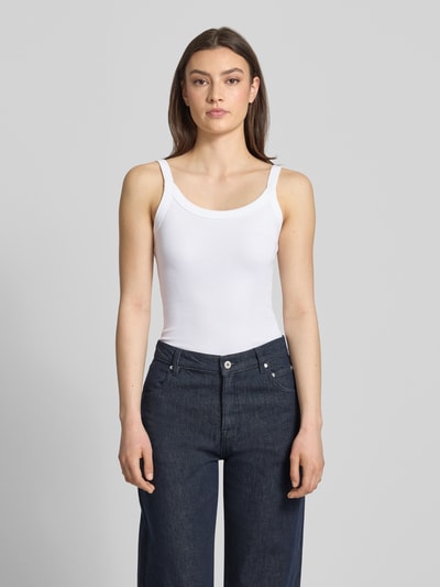 Frauenmodel trägt Trägertop in Ripp-Optik von Gina Tricot in Weiß, Baumwoll-Elasthan-Mix, Slim Fit, Rundhalsausschnitt; Ganzkörperansicht von vorne.