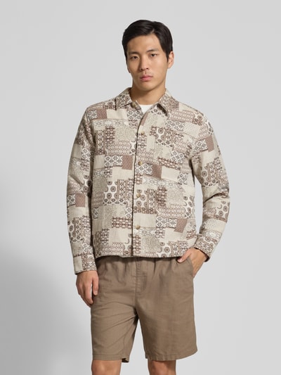 Männermodel trägt Regular Fit Overshirt mit Kentkragen Modell 'Layton' von Les Deux, Baumwoll-Mix, mit Knopfleiste und Brusttasche, Herren Overshirt, Rückenlänge bei Größe M 71 cm, Ganzkörperansicht von vorne.