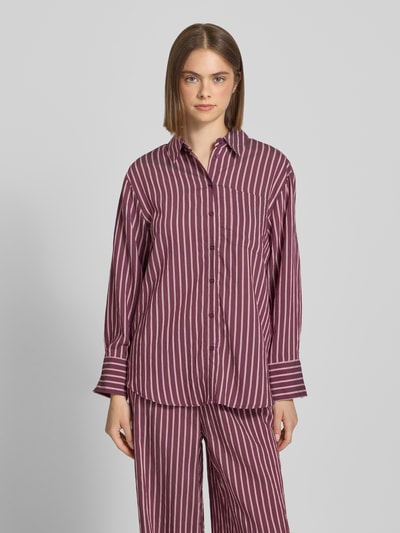 Frauenmodel trägt Oversized Hemdbluse aus Viskose-Mix Modell 'MELDOLA' von Only mit lila-weißen Streifen, lockerer Schnitt, Ganzkörperansicht von vorne.