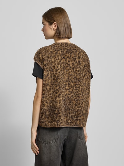 Vrouwenmodel draagt Relaxed Fit Weste in Leopard-Optik Modell 'KATTY' van Pieces, teddy-fleece, melange look, rugaanzicht, zonder kraag.