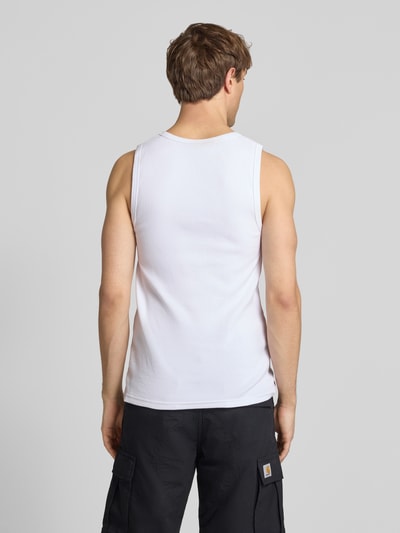 Mężczyznamodel nosi top Tanktop mit Logo-Stitching und Rundhalsausschnitt von Pegador, mieszanka bawełny z dodatkiem streczu, dopasowany krój, drobne prążkowanie, okrągły dekolt, wyhaftowane logo, długość tyłu w rozmiarze M: 69 cm, kolor biały, całkowity widok z tyłu.
