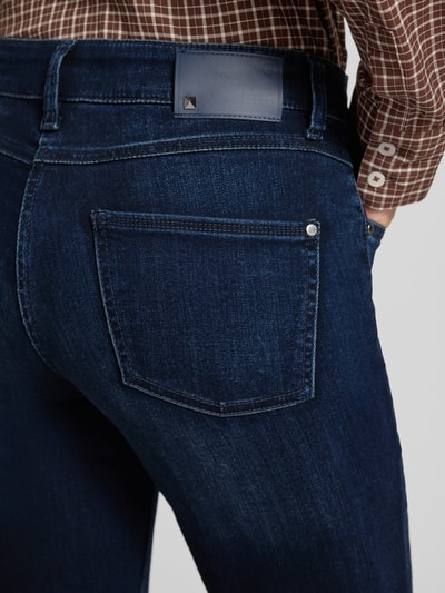 Vrouwenmodel draagt Slim Fit Jeans uit mix van viscose, katoen en modal, model 'POSH' van CAMBIO, dames slim fit jeans, detailopname rugaanzicht.