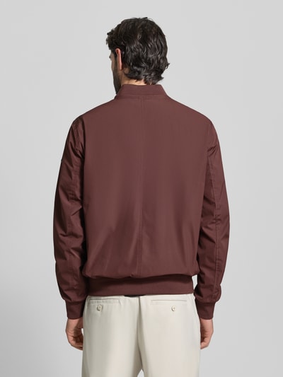 Männermodel trägt Regular Fit Jacke mit Stehkragen Modell 'Rapid' von CINQUE in Braun, elastische Abschlüsse, Ganzkörperansicht Rückansicht.