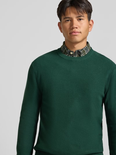 Männermodel trägt Regular Fit Pullover aus reiner Baumwolle Modell 'TONY' von ONLY & SONS in Dunkelgrün, Nahaufnahme Oberkörper.