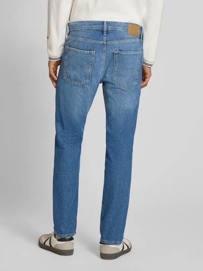 Männermodel trägt Regular Fit Jeans im Used-Look Modell 'CLARK' von Jack & Jones aus reiner Baumwolle, Ganzkörperansicht Rückansicht.