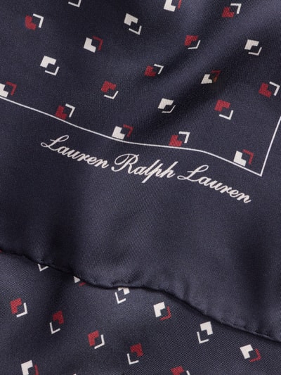 Produktfoto, Tuch aus reiner Seide von Lauren Ralph Lauren mit Allover-Muster, Kontrasstreifen und Label Patch, glatte Textur, dunkelblau