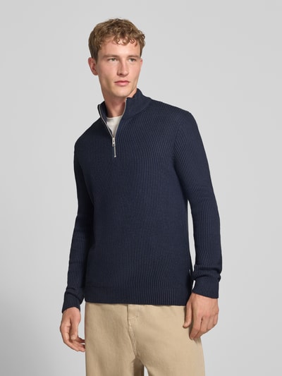 Męską model nosi sweter z dzianiny z mieszanki bawełny, dopasowany krój, kołnierz zapinany, JACK & JONES, model 'PANNEL', długość tyłu 70 cm, długość rękawów 74 cm, widok całej sylwetki z przodu.