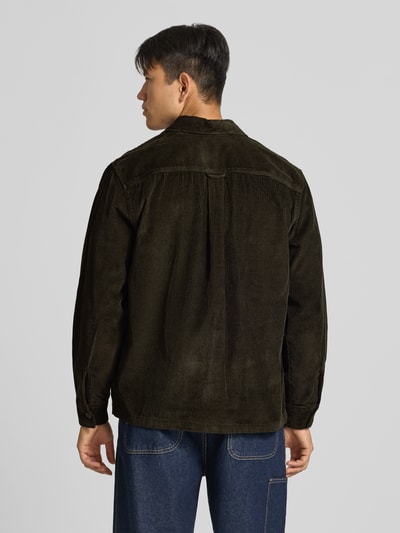 Männermodel trägt Regular Fit Hemdjacke aus Cord Modell 'REGENT' von JACK & JONES in Dunkelgrün, Textur: Cord, Rückenansicht, reine Baumwolle, Kentkragen, Brusttaschen, Rückenlänge bei Größe M: 72 cm.