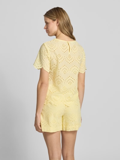 Frauenmodel trägt Regular Fit Blusenshirt aus reiner Baumwolle Modell 'VILDE' von Pieces in Gelb, Popeline, unifarben, Ganzkörperansicht Rückansicht