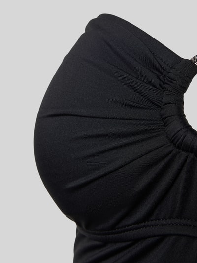 Frauenmodel trägt Tankini-Oberteil mit Neckholder in Gliederketten-Optik von Michael Kors, schwarzer Material-Mix mit Stretch, Nahaufnahme Oberkörper