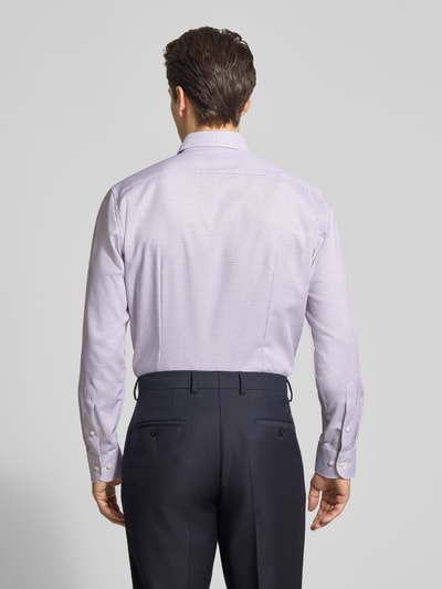 Männermodel trägt Regular Fit Business-Hemd mit Kentkragen von OLYMP, Reine Baumwolle, Brusttasche, Langärmelig, Sportmanschetten, Rückenlänge 80 cm, Schulterbreite 48 cm, Ärmellänge 64 cm, Ganzkörperansicht Rückansicht.