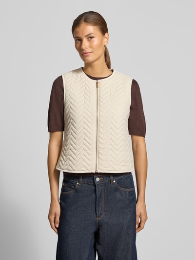 Frauenmodel trägt Jacke mit Pattentaschen von Armani Exchange, beige Farbe, Baumwoll-Elasthan-Mix, Umlegekragen, Regular Fit, Ganzkörperansicht von vorne.