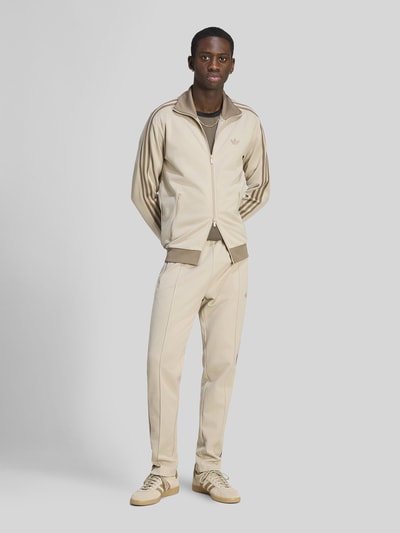 adidas Originals Slim Fit spodnie dresowe z mieszanki bawełny z kantami Piaskowy 1