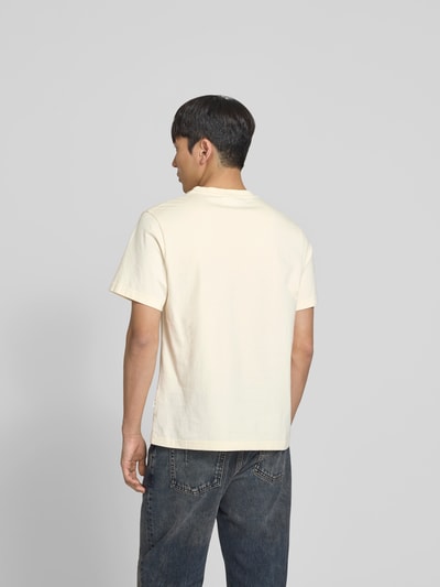 Männermodel trägt Regular Fit T-Shirt mit Logo-Print von Forét, cremeweiß, reine Baumwolle, Kurzarm, Rückenansicht, Ganzkörperansicht Rückansicht.