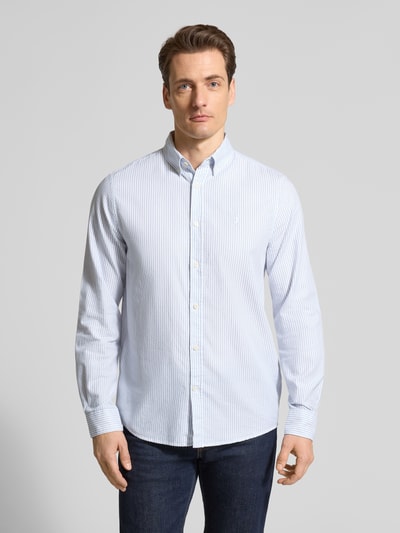 Männermodel trägt Regular Fit Freizeithemd aus reiner Bio-Baumwolle Modell 'QUAASA' von Armedangels, hellblau, einfarbig, Ganzkörperansicht von vorne.