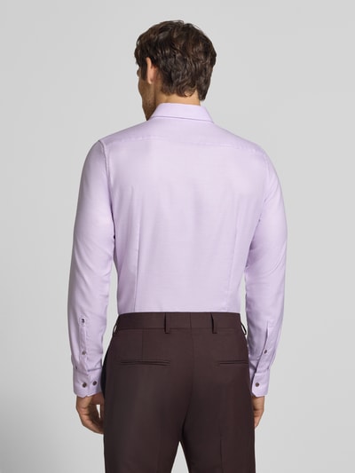 Männermodel trägt Slim Fit Businesshemd aus reiner Baumwolle von Seidensticker in Hellviolett, glatte Struktur, Ganzkörperansicht Rückansicht.
