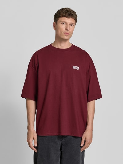 Männermodel trägt Herren T-Shirt mit Logo-Print, Reine Baumwolle, Loose-Fit, Rundhalsausschnitt, Modell 'GIXY' von American Vintage, Ganzkörperansicht von vorne.