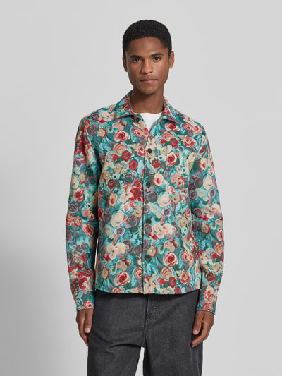 Męski model nosi Regular Fit Overshirt im Allover-Look od Les Deux z mieszanki bawełny, wzór na całej powierzchni, kołnierzyk typu kent, listwa guzikowa, długość tyłu w rozmiarze M: 74 cm, widok całej sylwetki od przodu.