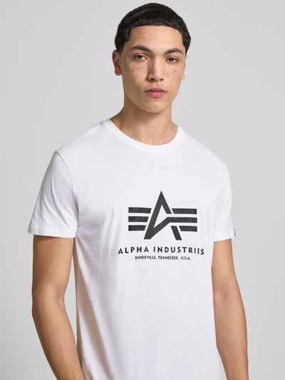 Männermodel trägt Herren T-Shirt mit Label-Detail Modell 'Basic' von Alpha Industries in Weiß, Reine Baumwolle, Gerader-Schnitt, Rundhalsausschnitt, Nahaufnahme Oberkörper.