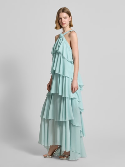 Frauenmodel trägt Volant Abendkleid mit V-Ausschnitt Modell 'FELICIA' von Vero Moda, unifarbenes Maxi-Chiffonkleid, Ganzkörperansicht von vorne.