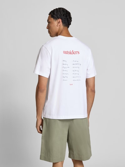 Männermodel trägt Regular Fit T-Shirt mit Statement-Print von Forét aus Reine Baumwolle, weiß, Rundhalsausschnitt, Rückenlänge 67 cm, Ganzkörperansicht Rückansicht.