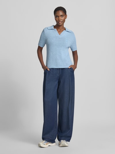 Frauenmodel trägt hellblauen Regular Fit Kurzarm-Pullover aus reiner Baumwolle Modell 'ICONIC' von ARMEDANGELS, Damen Pullover, Ganzkörperansicht von vorne.