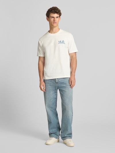Männermodel trägt Relaxed Fit T-Shirt aus reiner Baumwolle von Marc O'Polo Denim in Optik: Unifarben mit Label-Print, Ganzkörperansicht von vorne.