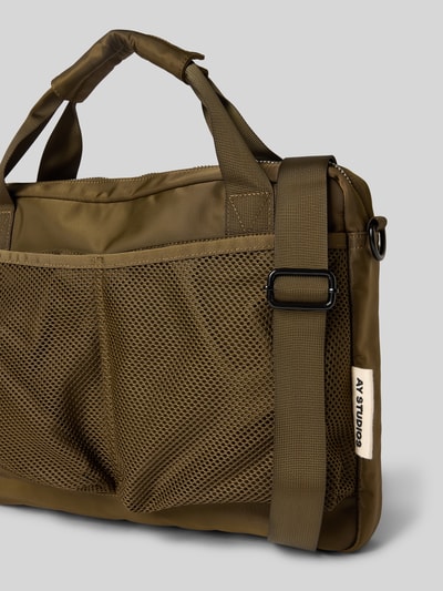 Produktfoto, Laptop-Tasche mit abnehmbarem Trageriemen von AY STUDIOS, olivgrün, matte Stofftextur, Reißverschlussfächer, Schulterriemen, Hauptfach und Netztaschen, Maße 42x32x7 cm, Länge Schulterriemen 98 cm.