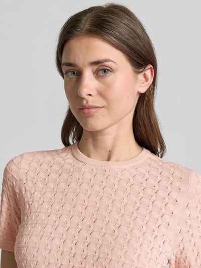 Frauenmodel trägt Strickshirt aus Viskose-Mix mit Rundhalsausschnitt von Jake*s Collection, Strukturmuster, Rosa, Nahaufnahme Oberkörper.