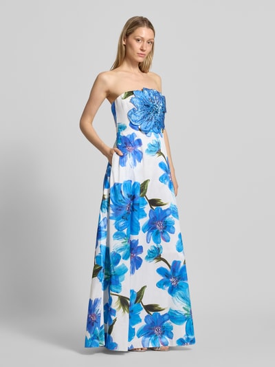 Vrouwenmodel draagt Off-Shoulder-Kleid im Allover-Look met pailletten van Adrianna Papell, dames maxi-jurk, A-lijn, wit met blauwe bloemenprint, ruglengte bij maat 36: 124 cm, borstwijdte bij maat 36: 37 cm, all-over look met pailletten, model in a-lijn, blauw-wit, glanzend oppervlak, maxi-lengte, geheellichaamsaanzicht van voren.