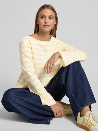 Vrouwenmodel draagt Relaxed Fit Sweatshirt uit pure katoen van s.Oliver RED LABEL, two tone look, label patch, lange mouwen, u-boothals, sweatstof, vooraanzicht van het bovenlichaam.