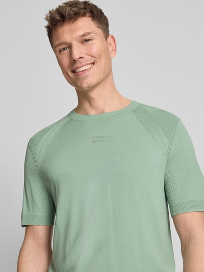 Männermodel trägt Regular Fit Pullover aus Modal-Mix mit Seiden-Anteil Modell 'SPIRIT70' von BOSS in Optik: Unifarben, Feinstrick, Nahaufnahme Oberkörper