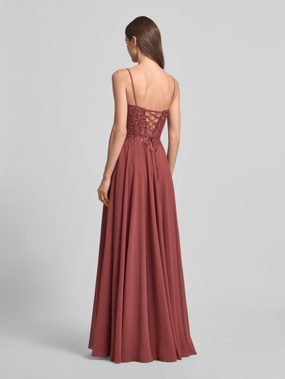 Vrouwenmodel draagt 'Abendkleid mit Ziersteinbesatz' van Luxuar in oudroze, met florale borduursels, transparante details, taillierte fit, lange maxilengte, naadrits, mouwloos met spaghettibandjes. Volledig gevoerde onderrok. Ganzkörperaanzicht achterkant.