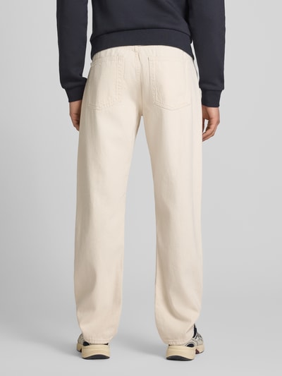 Männermodel trägt Straight Fit Jeans aus reiner Baumwolle von Only & Sons, Optik: Unifarben, Passform: Straight Leg, High-Waist, Länge: Regular, Label-Patch, Gürtelschlaufen, Nieten, Verschluss: Knopf und verdeckte Knopfleiste, 5-Pocket-Design, Materialverarbeitung: Denim, Ganzkörperansicht Rückansicht.