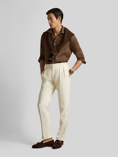 Mannenmodel draagt Regular Fit vrijetijdsoverhemd uit puur linnen van Polo Ralph Lauren, effen kleuren, lange mouw, custom fit, logodetail. Ganzkörperansicht van voren.