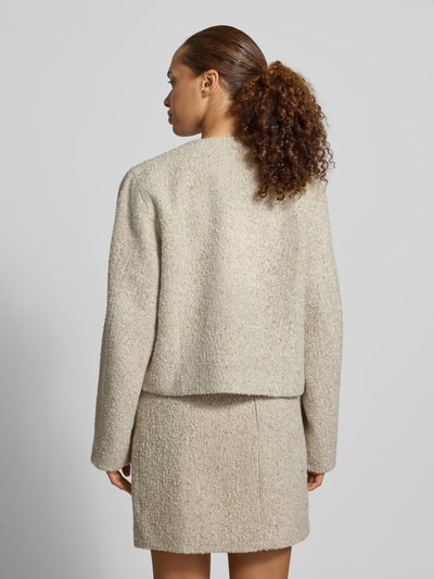 Frauenmodel trägt Blazer in Bouclé-Optik mit Woll-Anteil von Marc O'Polo, naturfarben mit gerader Passform und Label-Detail, Ganzkörperansicht Rückansicht. Rückenlänge, Brustweite und Ärmellänge in Größe S sichtbar.