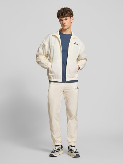 Męski model nosi Regular Fit T-Shirt mit Logo-Print od SERGIO TACCHINI z czystej bawełny, kolor niebieski, przód, krój regular fit, okrągły dekolt, długość tyłu w rozmiarze M 69 cm, Ganzkörperansicht von vorne.