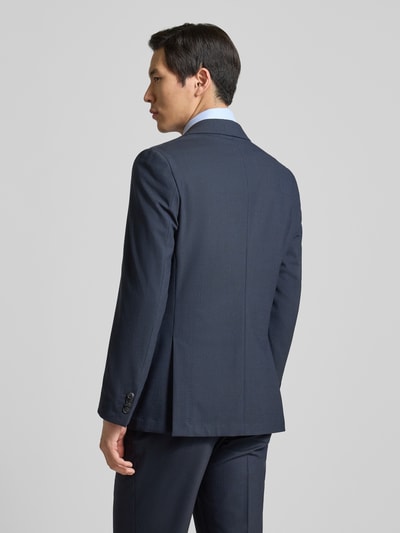 Männermodel trägt Slim Fit Kurzblazer mit Schurwoll-Anteil Modell 'P-HUGE' von BOSS in Optik: Unifarben, Ganzkörperansicht Rückansicht.