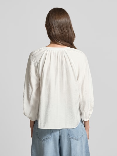 Frauenmodel trägt Relaxed Fit Langarmbluse aus Viskose-Mix von s.Oliver RED LABEL, unifarben, Popeline, ganzkörperansicht rückansicht.