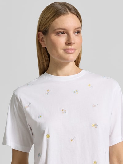 Kobiece model nosi T-Shirt mit 1/2-Arm od Jake*s Casual, biała bawełna, luźny krój, okrągły dekolt, długość pleców 55 cm, zbliżenie górnej części ciała z przodu