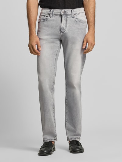 Männermodel trägt Regular Fit Jeans im Used-Look von MCNEAL in Grau, Baumwoll-Elasthan-Mix, Eingrifftaschen, Ganzkörperansicht von vorne.